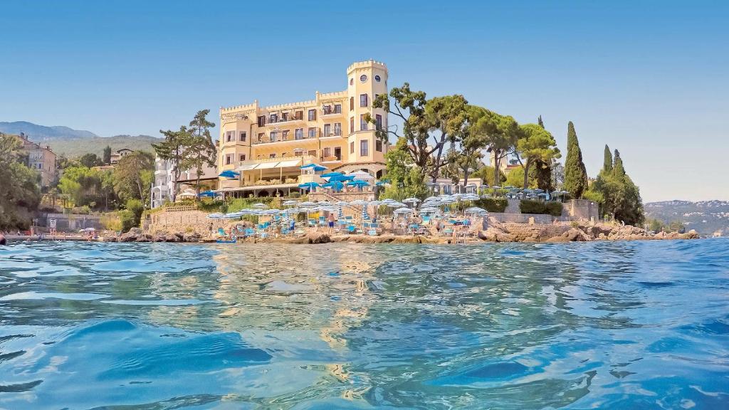 奥帕提亚Hotel Miramar的水岸的酒店