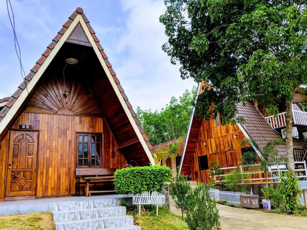 清刊Bansuanphuhong Resort的茅草屋顶的小房子
