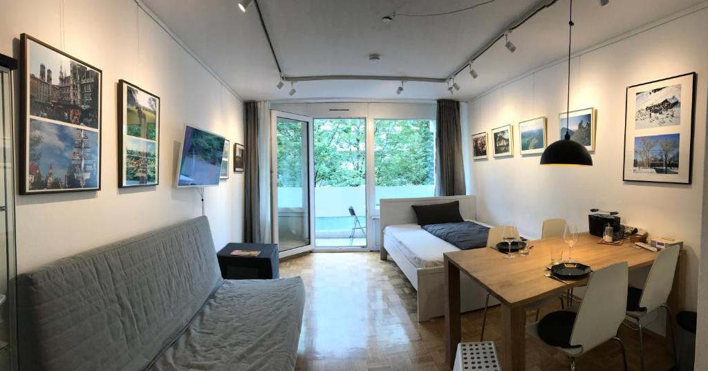慕尼黑Apartment Schwabing/Olympic Park/BMW的客厅配有沙发和桌子