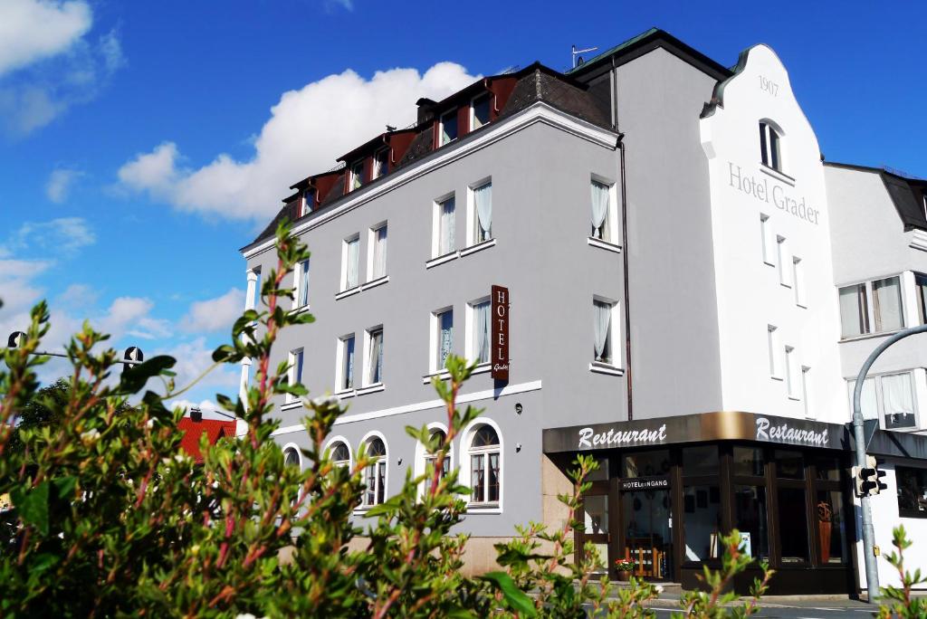 瓦尔德纳布河畔诺伊施塔特格拉德酒店的白色的建筑,有黑色的屋顶