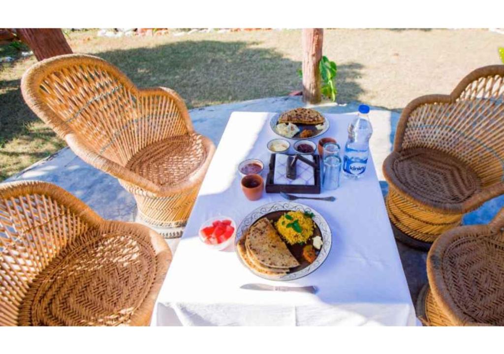 ShivpuriGanga TreePie Riverside Camps的一张桌子上放着一盘食物
