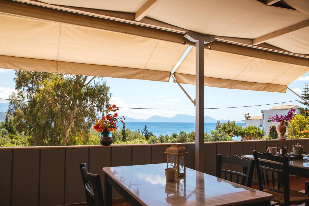 尼基亚娜Ionio Hotel的一个带桌椅的海景庭院