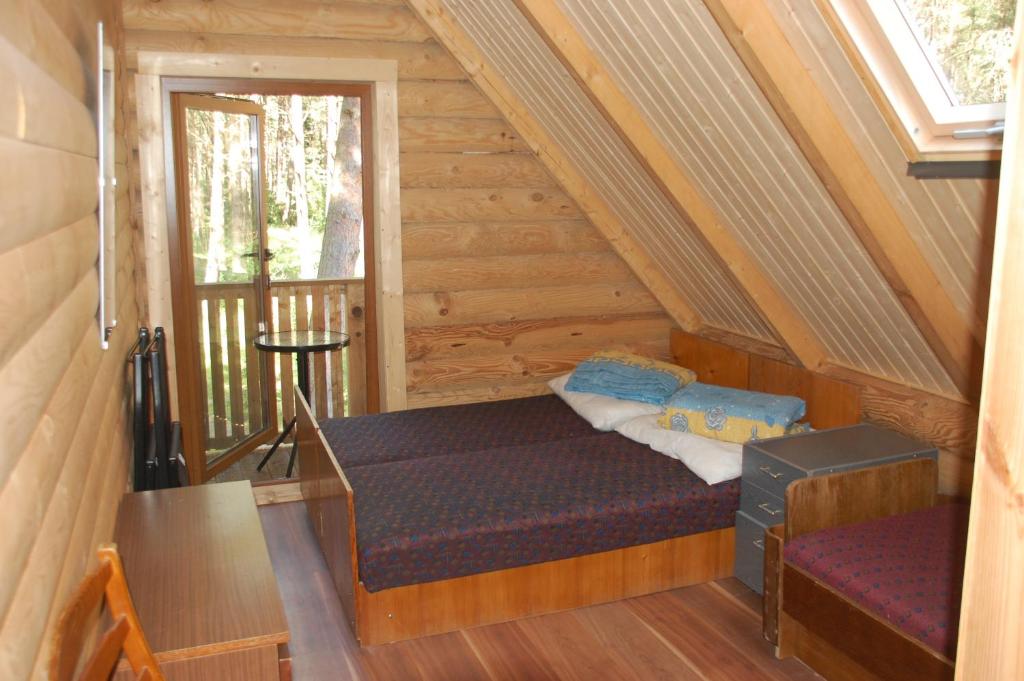 帕兰加Edmundas的小屋内带床和窗户的房间