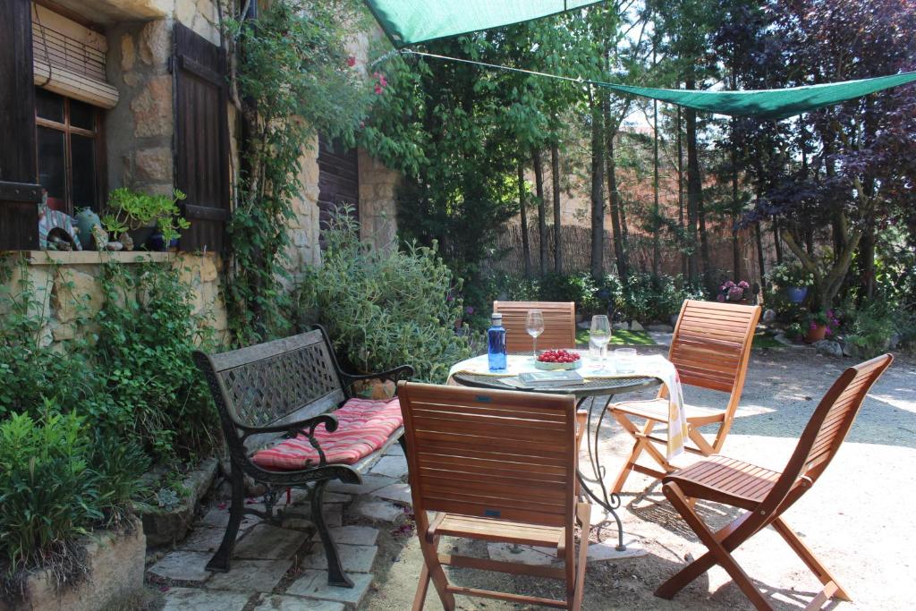 SenantCa la Nuri的庭院里配有桌椅