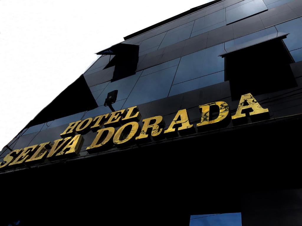 伊基托斯Hotel Selva Dorada的建筑物一侧的标志
