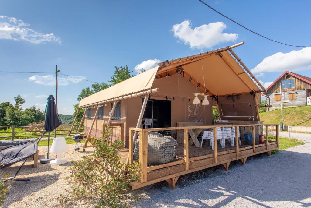 雷布尼克Lodge Holidays - Glamping Heart of Nature的庭院内带门廊的大型帐篷