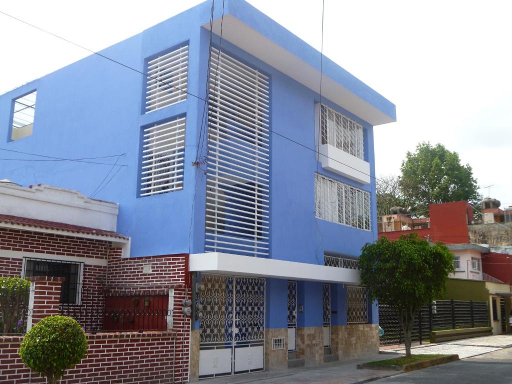 贾拉普La Casa Azul Hostal y Pension - Coatepec的街道上的蓝色建筑