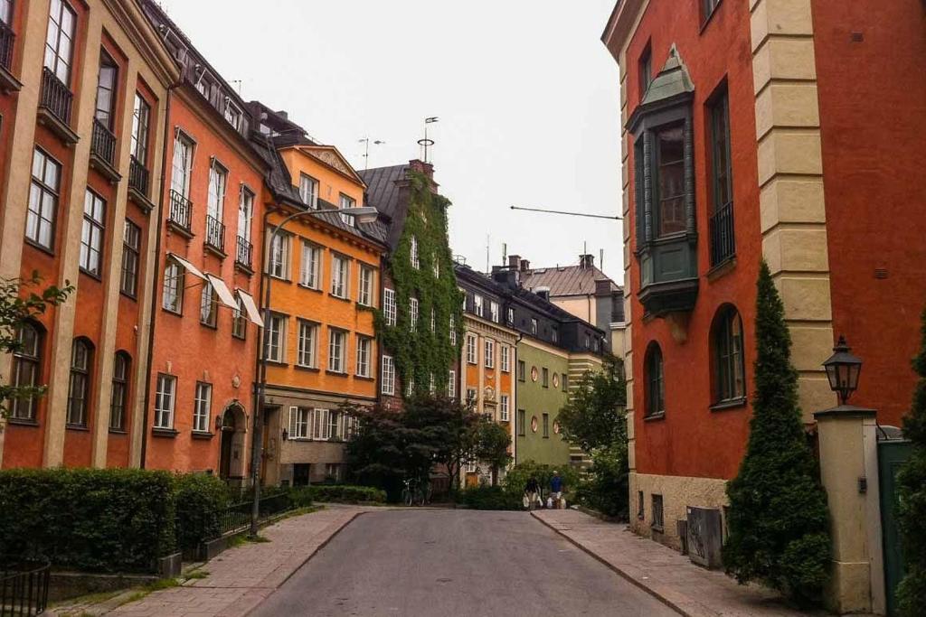 斯德哥尔摩Executive Living Östermalm Suite的城市中一条空荡荡的街道,有建筑