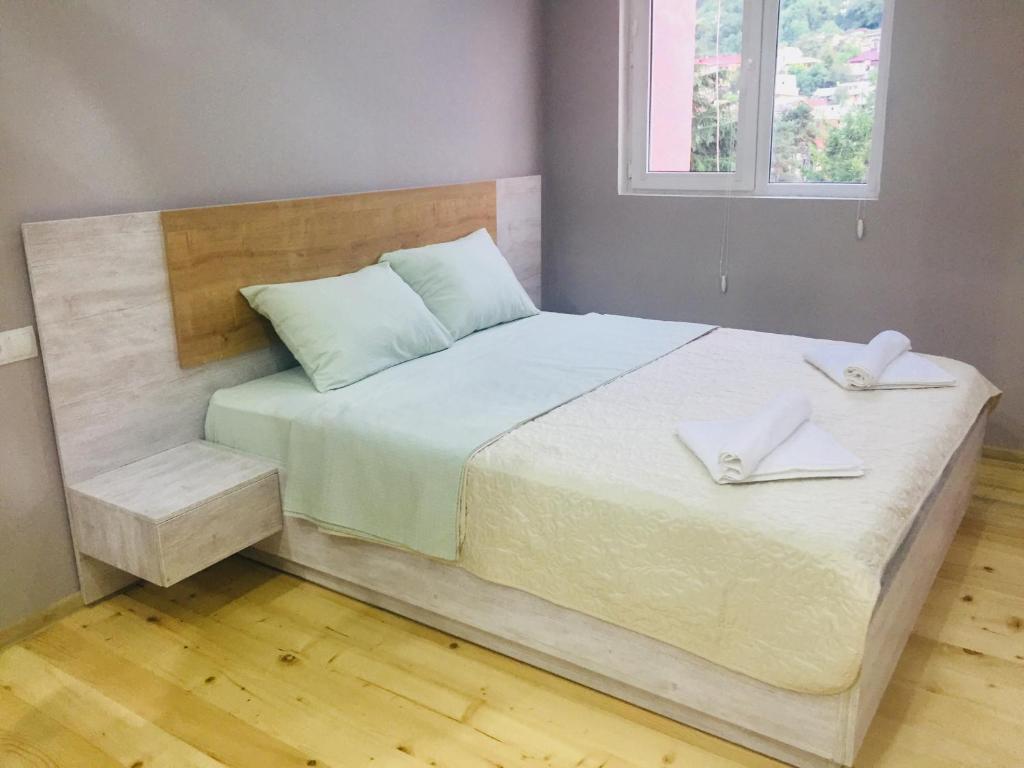 博尔若米Diasamidzeebi apartment的一间卧室配有一张大床和两条毛巾