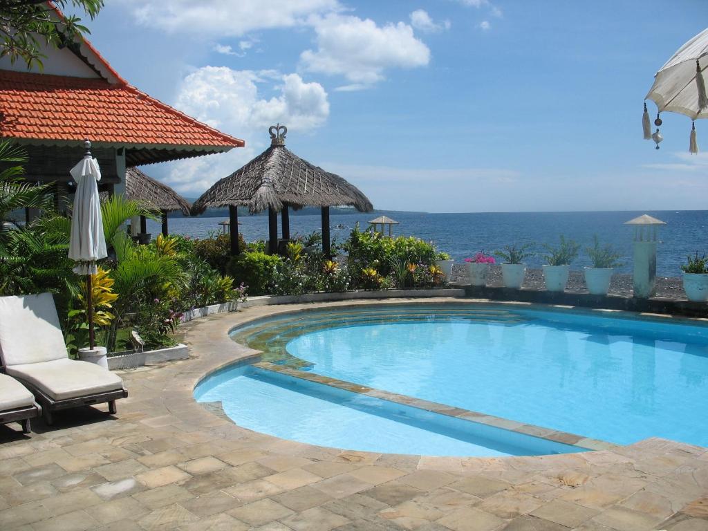 艾湄湾肯巴厘海滩简易别墅酒店的海景游泳池