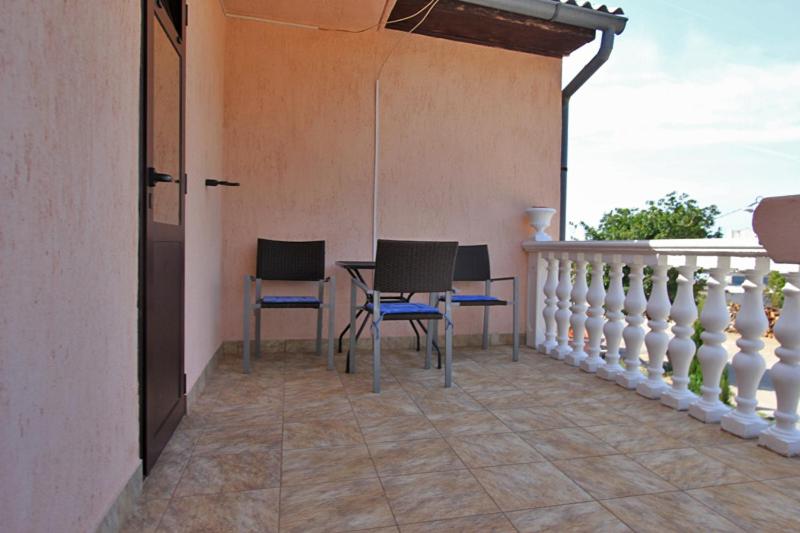 卡尔卢巴格MIRO2的阳台配有桌椅和栏杆。