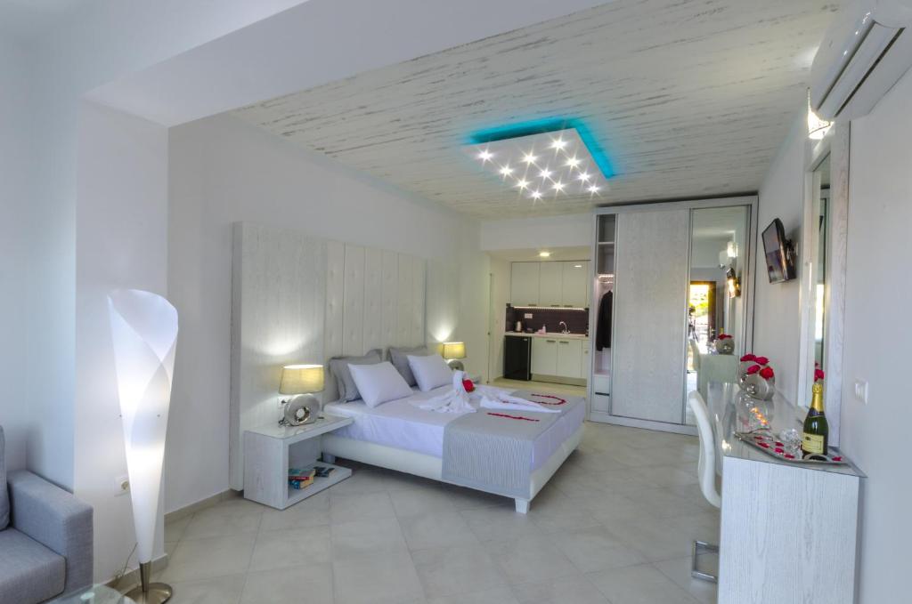 梅加利阿莫斯FTELIA LUXURY STUDIO ''QUATTRO''的一间白色的房间,配有床和客厅