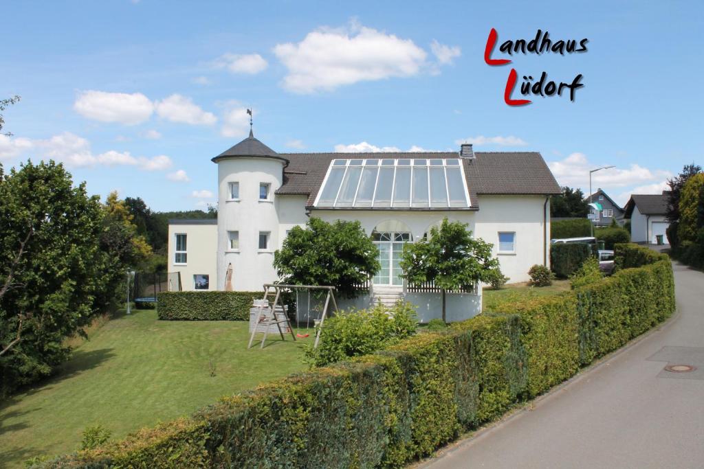 SinspertLandhaus Lüdorf的屋顶上设有太阳能电池板的房子