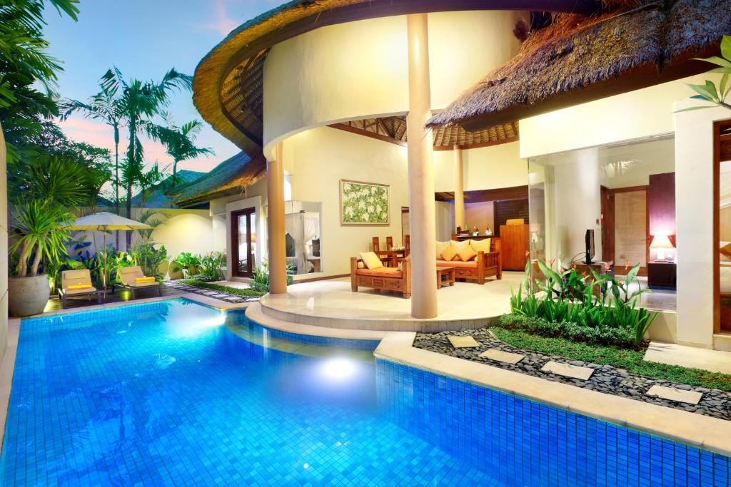 塞米亚克哈瓦那私人别墅酒店的度假村内带游泳池的别墅