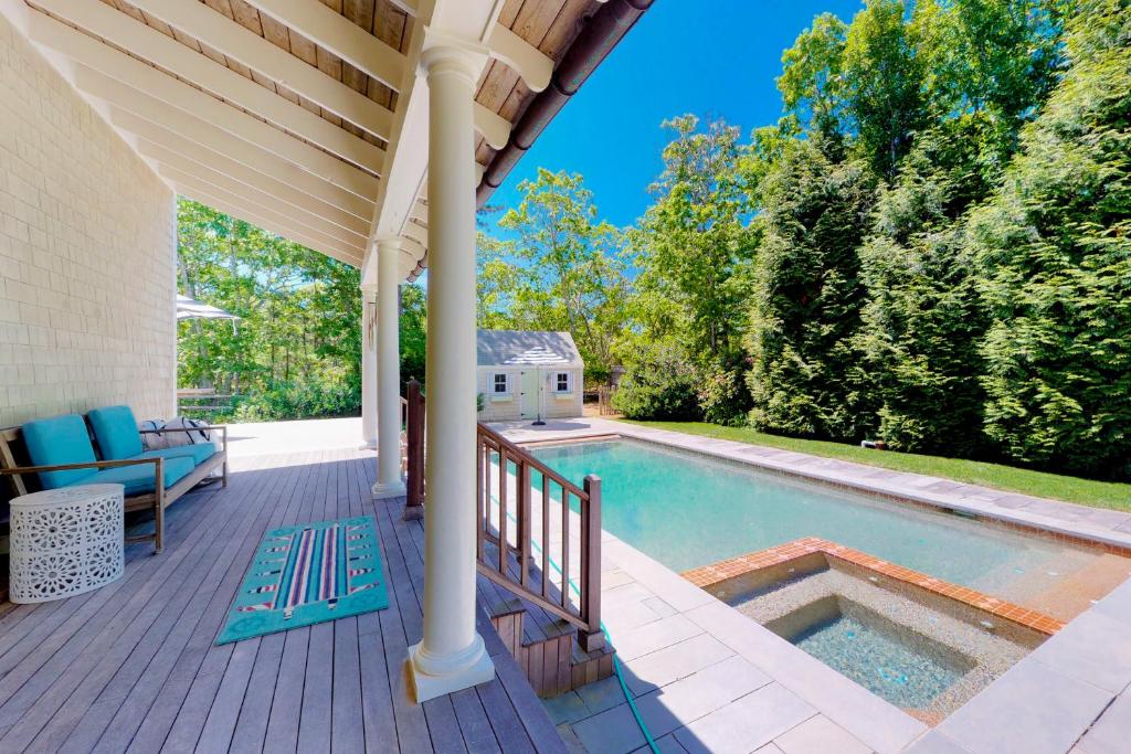 奥克布拉夫斯#OB Pool House的甲板上设有游泳池的房子