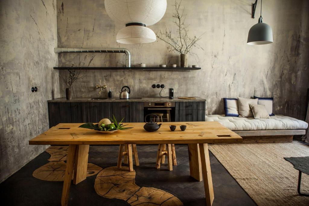布拉格翡翠公寓的客厅配有木桌和沙发