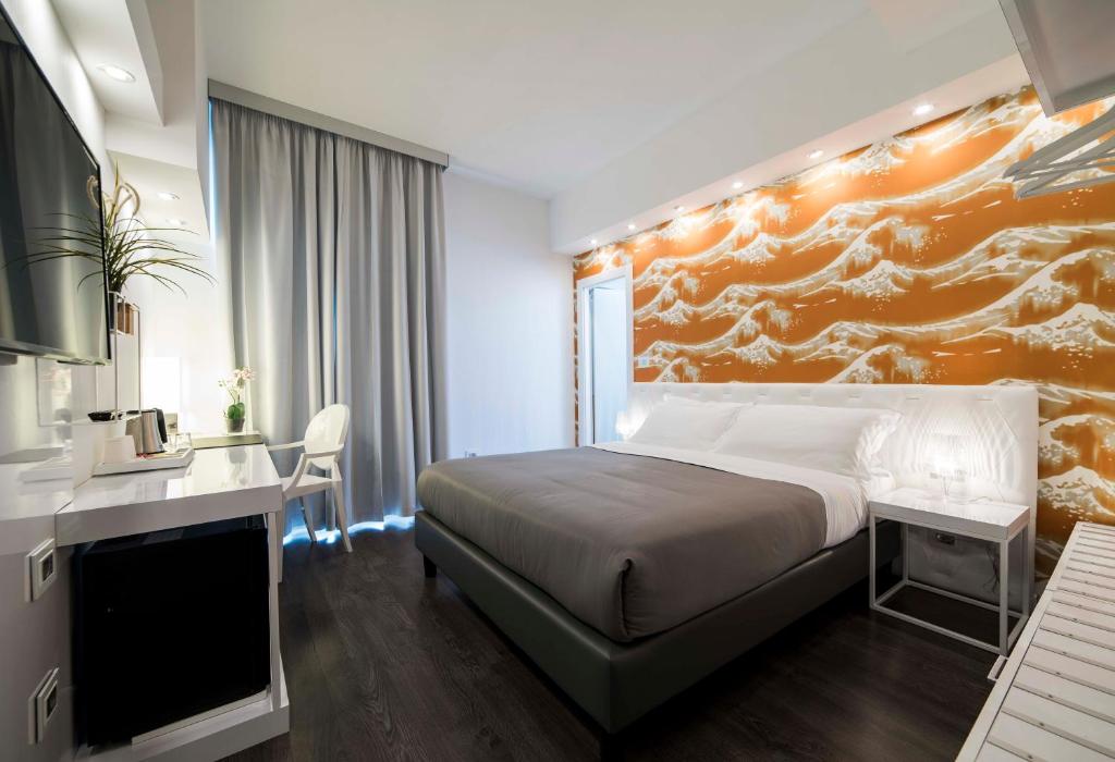 萨莱诺蒙特斯特拉酒店的酒店客房的墙上设有一张带绘画的床铺。