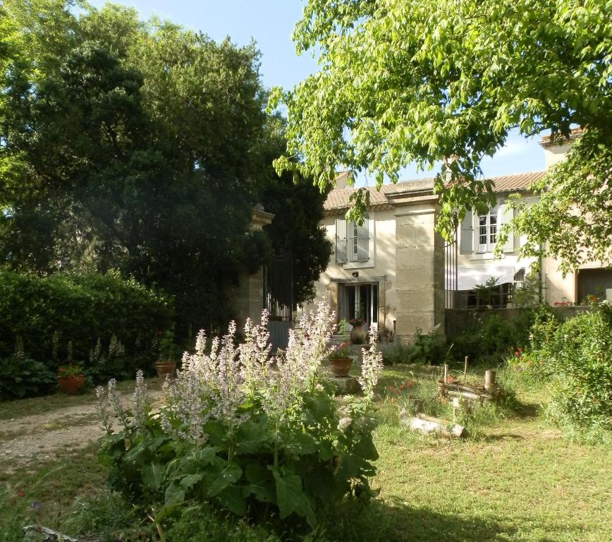 贝济耶Domaine de Manteau-Bleu的房屋前的花园