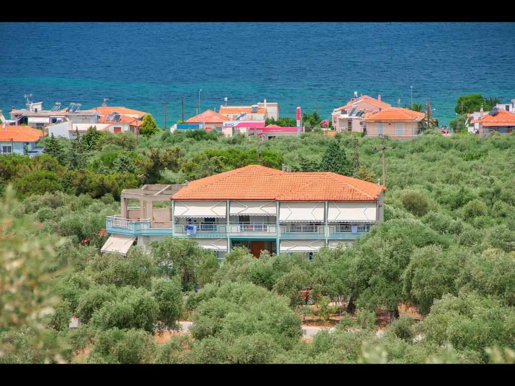 斯卡拉索提罗斯Panagiotis Hotel的山顶上一座带橙色屋顶的建筑