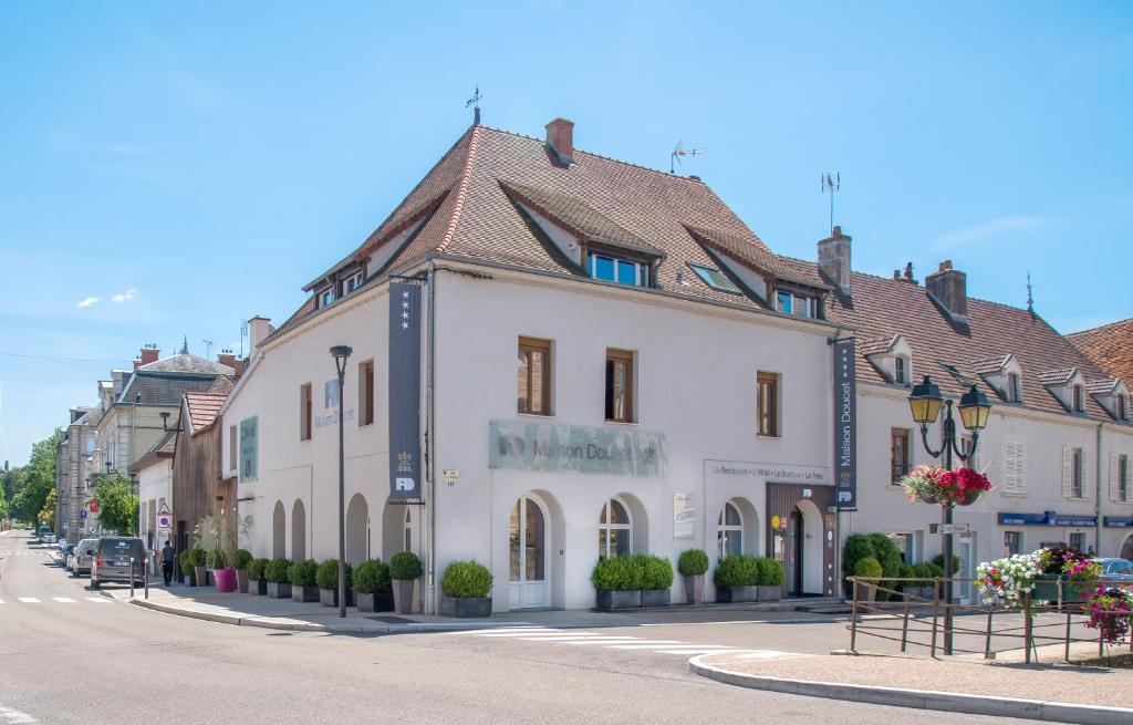 沙罗勒Maison Doucet - Relais & Châteaux的街道边的白色建筑