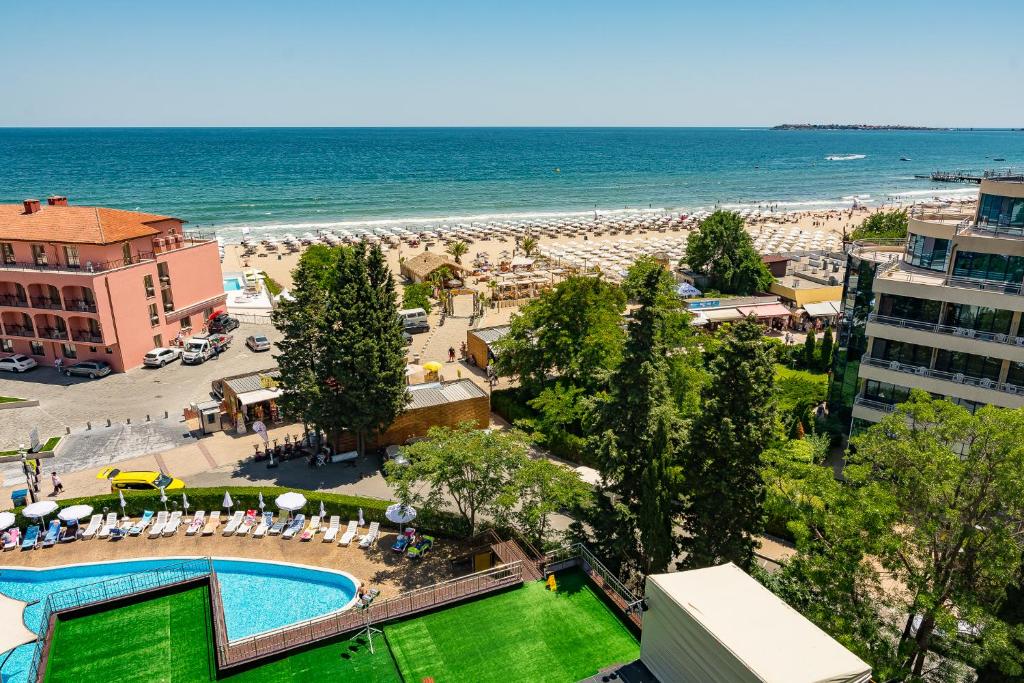 阳光海滩MPM Astoria Hotel - Ultra All Inclusive的享有海滩、游泳池和大海的景色