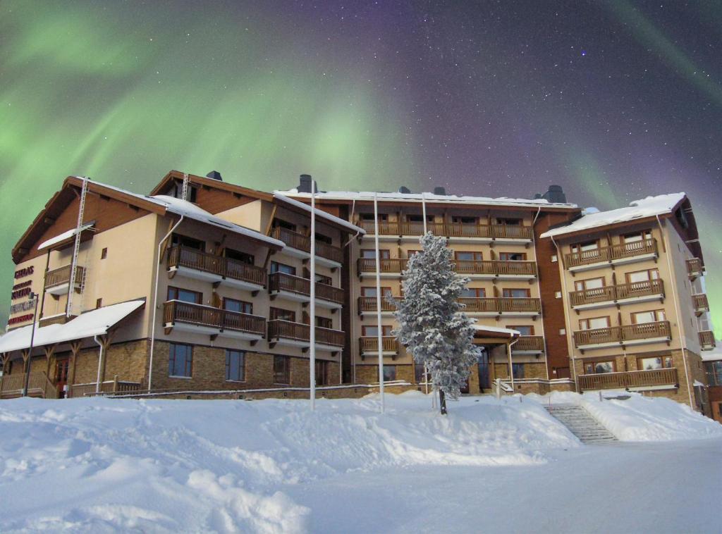 萨利色尔卡图恩图瑞圣诞老人酒店的雪中天上光明的酒店