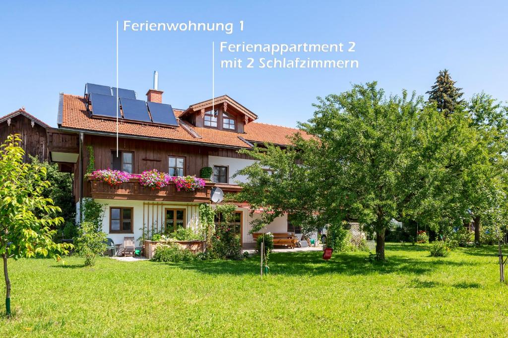 于贝尔塞Zaißlhäusl Hof Ferienwohnungen的屋顶上设有太阳能电池板的房子