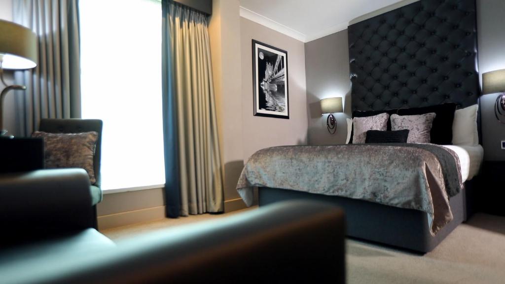 豪士罗希思罗机场大陆酒店的酒店客房设有床和窗户。