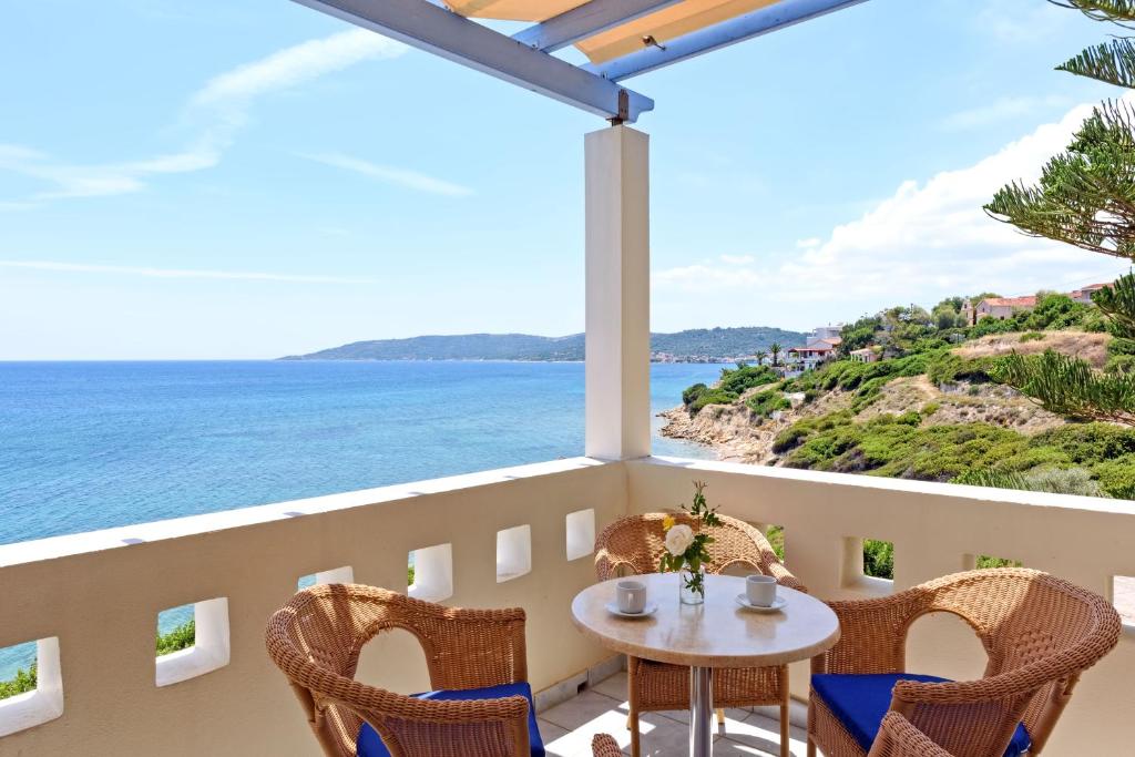 MonoliaSea Breeze Apartments Chios的一个带桌椅的海景阳台
