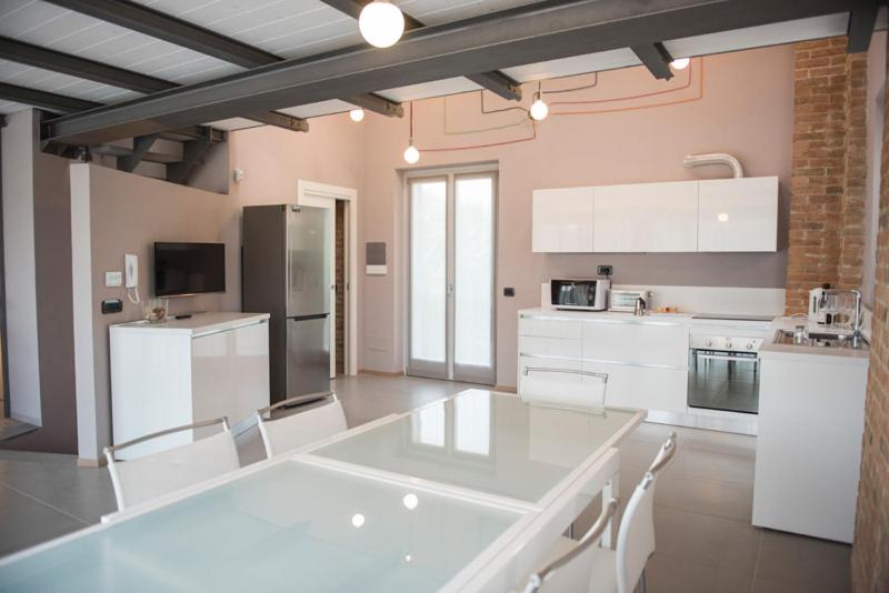 拉莫拉Cascina Goretta Agriturismo的一间大厨房,配有白色家电和白色橱柜