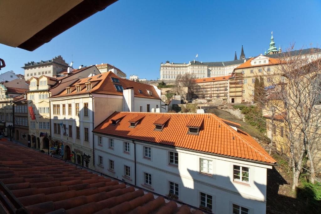 布拉格Hostel Little Quarter的享有带橙色屋顶的建筑景致