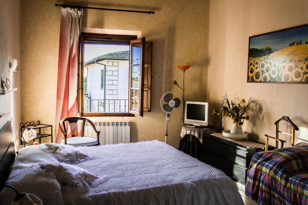 帕拉伊阿Sunflower的一间卧室设有一张床和一个窗口