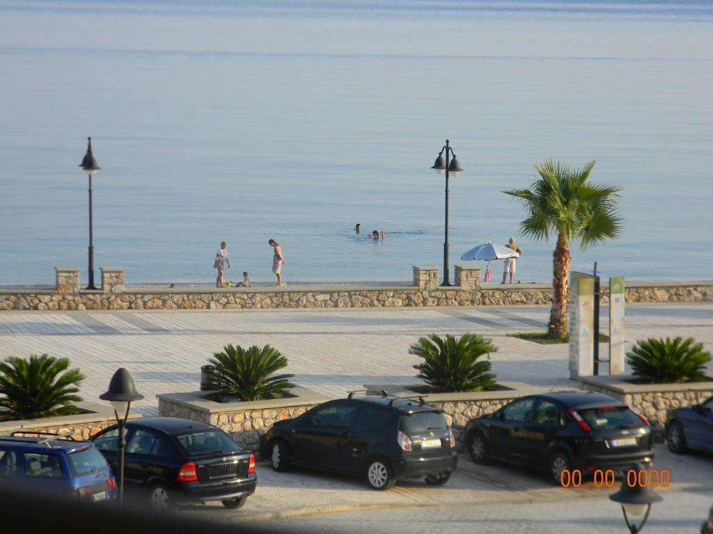 科帕罗Villa Kostandin的一组停在海滩旁的汽车