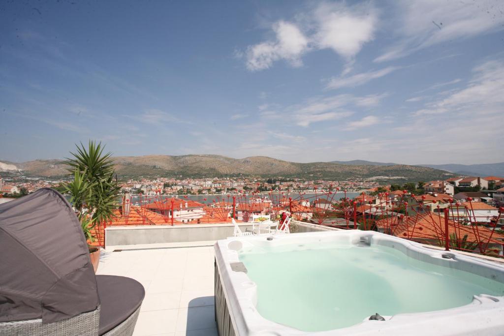 特罗吉尔Domus Apartments的房屋屋顶上的热水浴池
