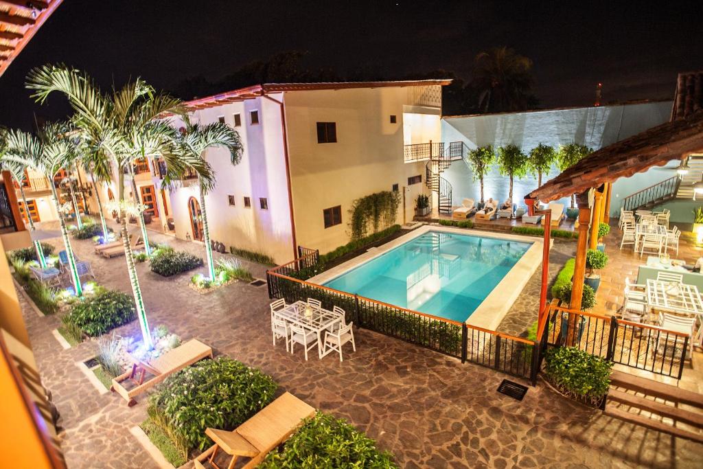 格拉纳达Hotel Plaza Marbella Granada的享有酒店空中美景,设有游泳池