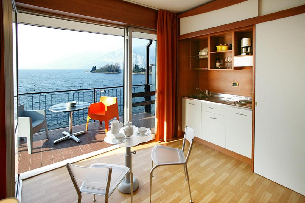 马尔切西内Ambienthotel Spiaggia的水景厨房和用餐室