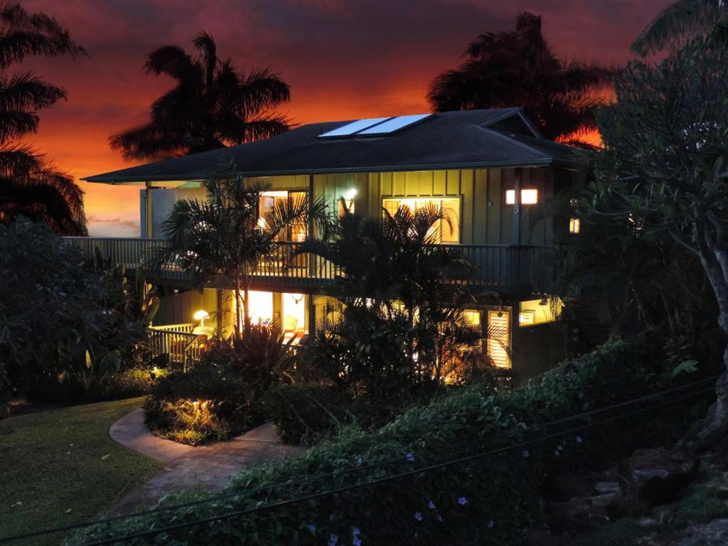 科洛阿幽隐湾坡伊普海滩酒店的夜晚点亮的房屋