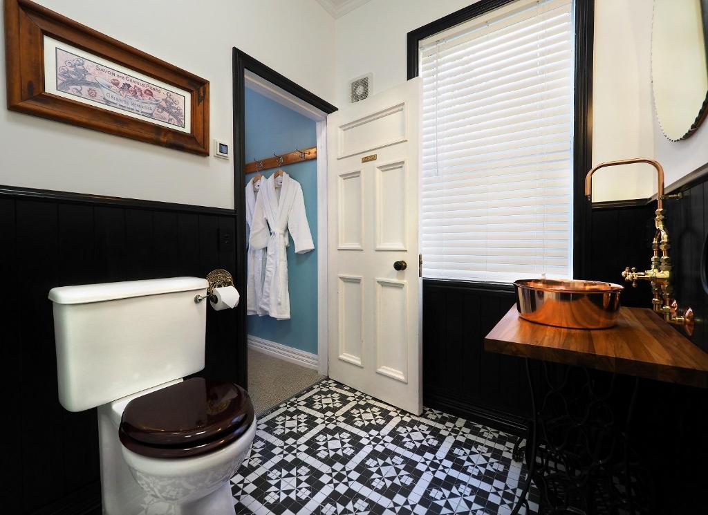 皇后镇The Ferry Bed & Breakfast的黑白浴室设有卫生间和水槽