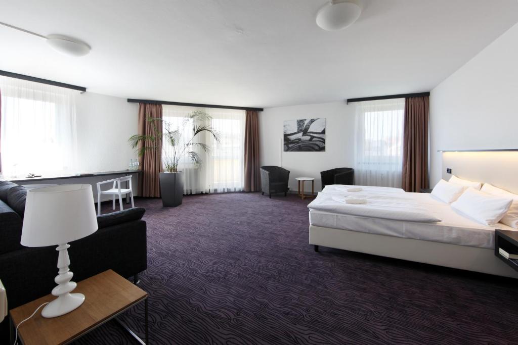柏林迪特里希-潘霍华酒店的酒店客房,配有床和沙发