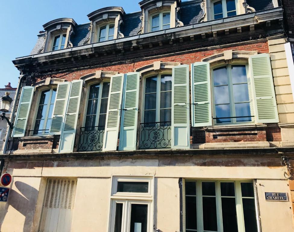 埃佩尔奈La Charuel的一座带绿色百叶窗的古老建筑