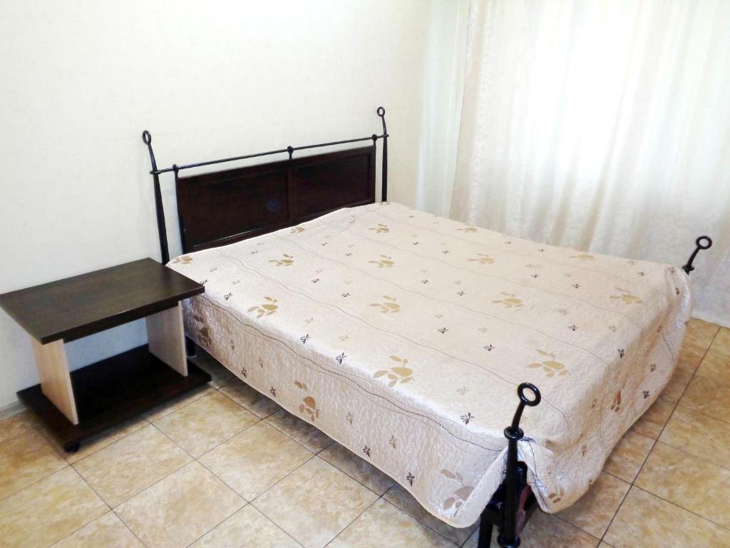 克拉斯诺亚尔斯克Apartments Baturina 20 (2 etag)的卧室里的一张床位和一张桌子