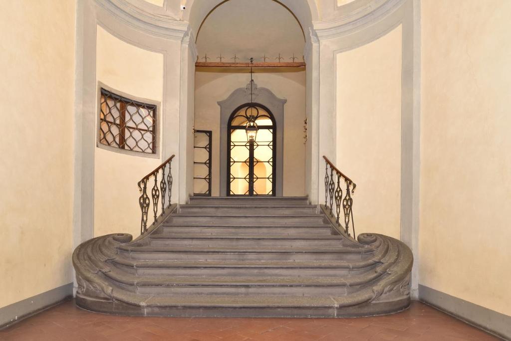 佛罗伦萨佛罗伦萨酒店的楼梯通往大楼的门