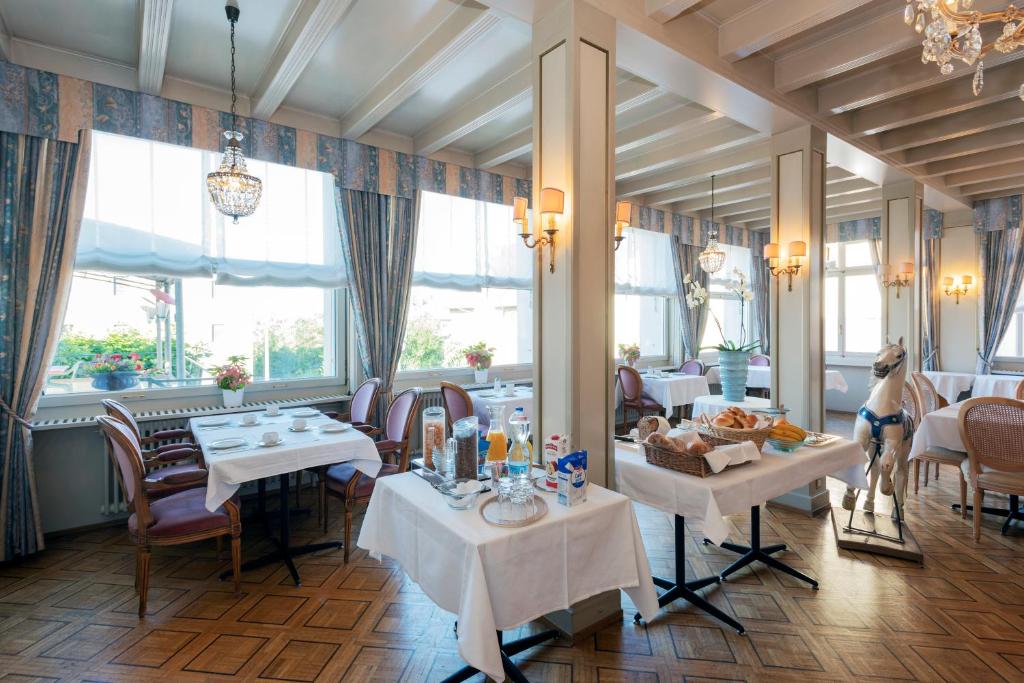 圣布莱斯杜成威酒店-布兰克的用餐室设有桌椅和窗户。