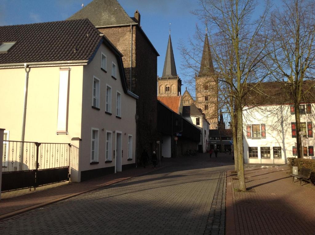 克桑滕Am Meerturm的一条有建筑和教堂的城市街道