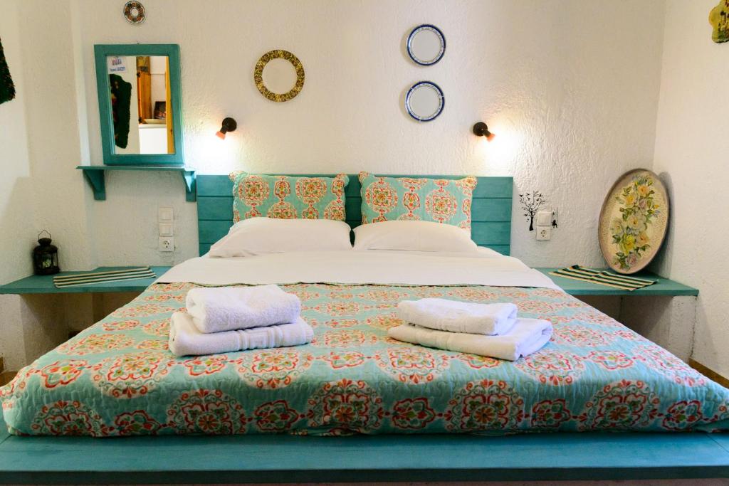 帕诺尔莫斯斯科派洛斯Spiros Rooms的一间卧室配有一张床,上面有两条毛巾