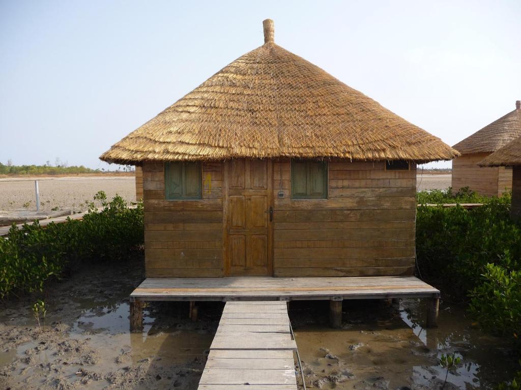 Mar LodjCap Marniane的海滩上带茅草屋顶的小小屋