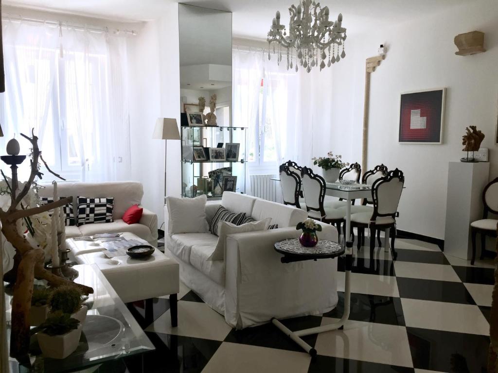 加利波利B&B Lido的客厅配有沙发和桌子