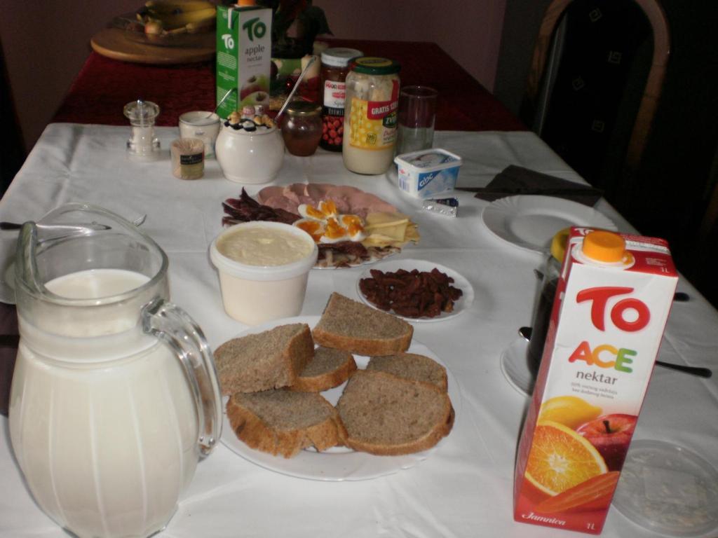 比尔杰卢特拉旅馆的一张桌子,上面放着一盘面包和一壶牛奶