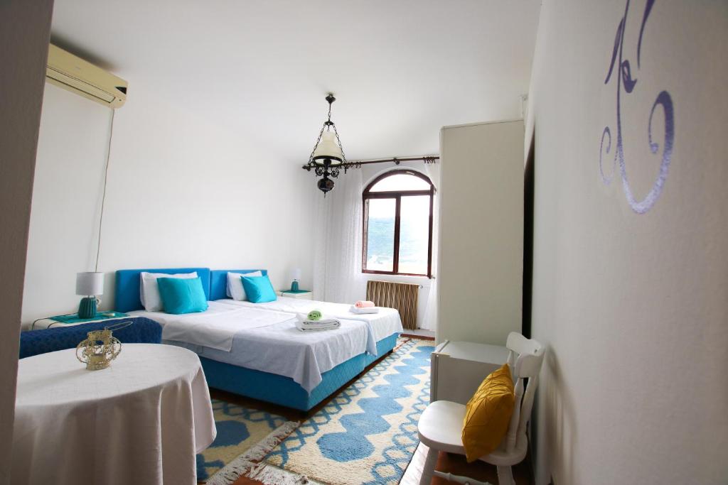 赫尔采格诺维Villa Nena的一间卧室配有两张床和一张桌子