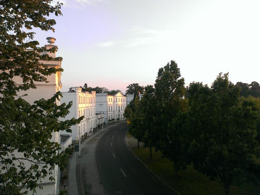 普特布斯Fürstlich wohnen的享有树木和建筑的街道景色